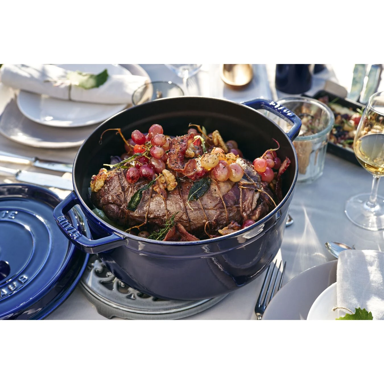 Staub Cocotte 26 Cm, Rund, Dunkelblau, Gusseisen 7 Staub Cocotte 26 Cm, Rund, Dunkelblau, Gusseisen – Bild 5