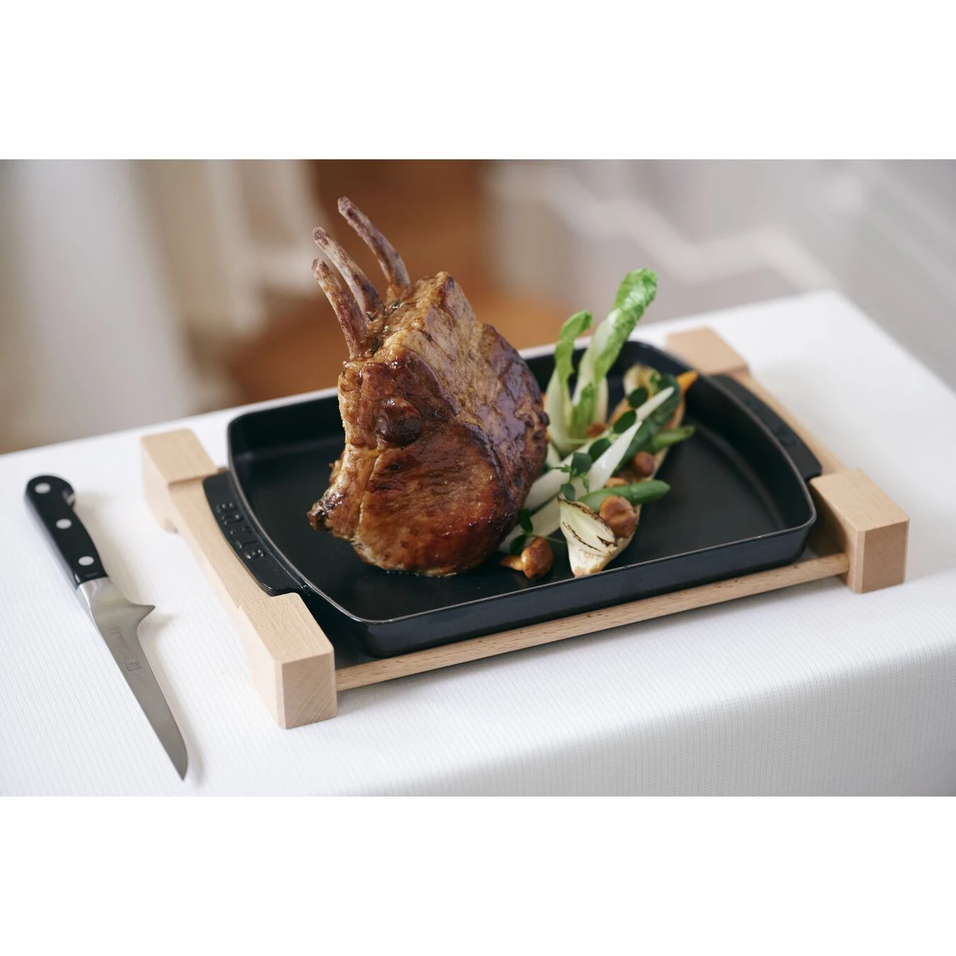 Staub Teller Mit Holzunterlage 33 Cm X 22 Cm, Gusseisen, Schwarz 5 Staub Teller Mit Holzunterlage 33 Cm X 22 Cm, Gusseisen, Schwarz – Bild 3