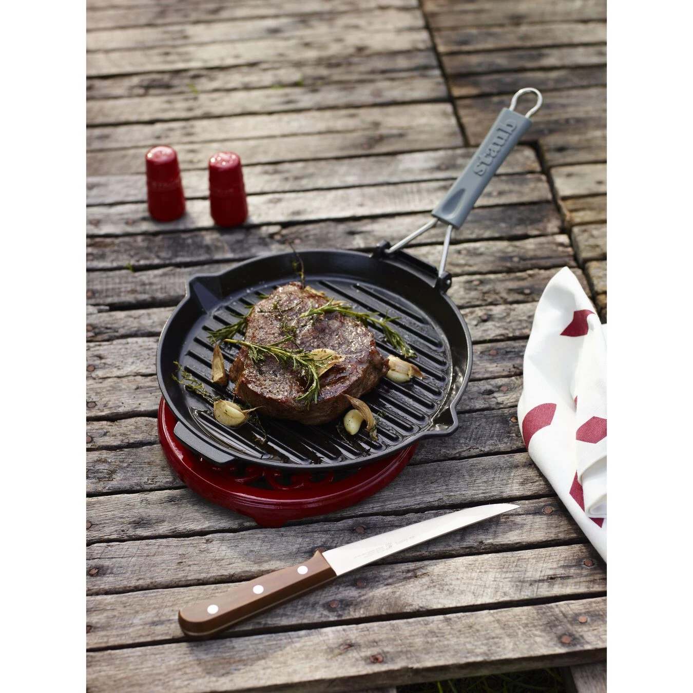 Staub Grillpfanne Mit Ausgießnase 28 Cm, Gusseisen, Schwarz 5 Staub Grillpfanne Mit Ausgießnase 28 Cm, Gusseisen, Schwarz – Bild 3