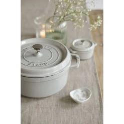 Staub Cocotte 22 Cm, Rund, Weisser Trüffel, Gusseisen 11 Staub Cocotte 22 Cm, Rund, Weisser Trüffel, Gusseisen -Staub Geschäft 000019744