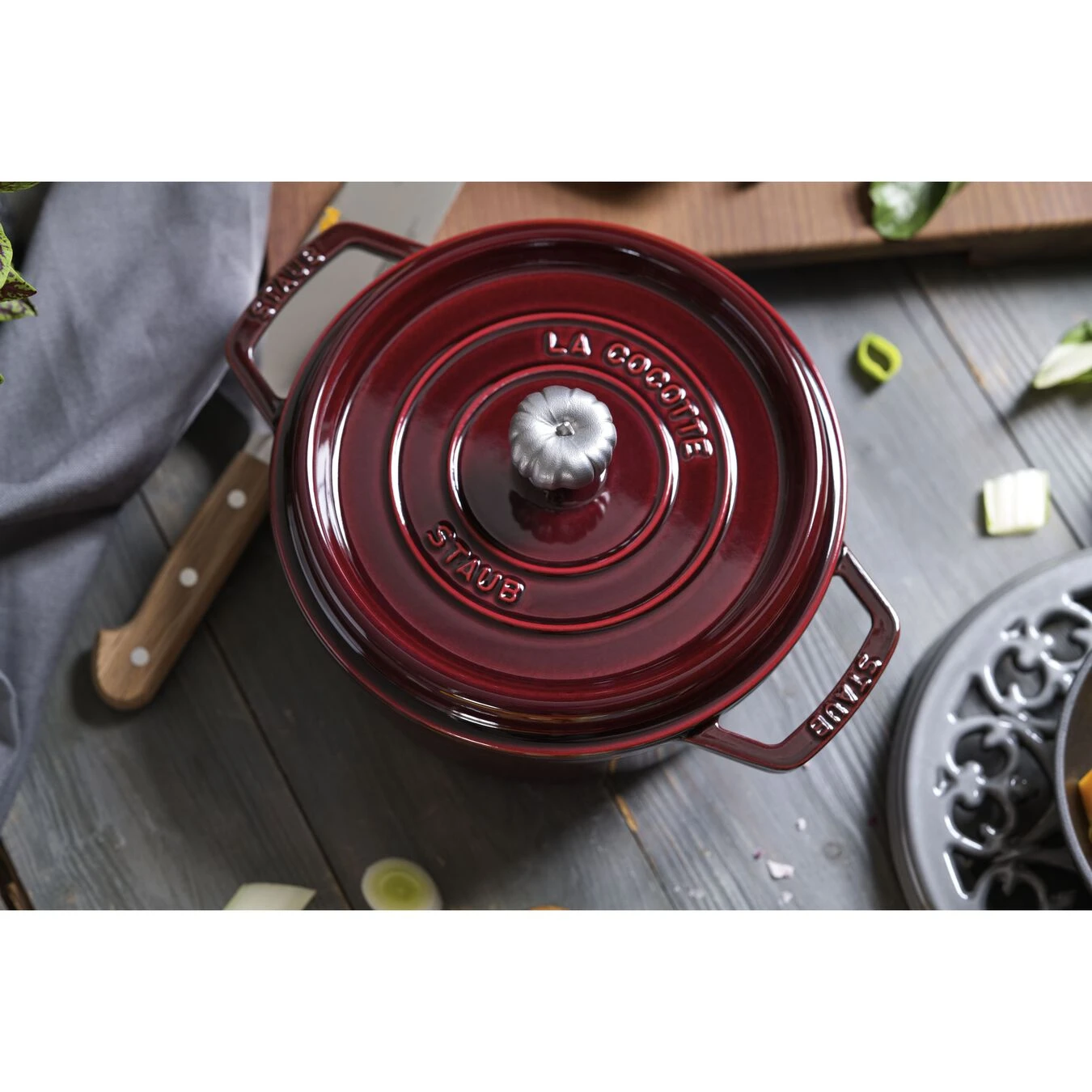 Staub Cocotte 24 Cm, Rund, Grenadine-Rot, Gusseisen 5 Staub Cocotte 24 Cm, Rund, Grenadine-Rot, Gusseisen – Bild 3