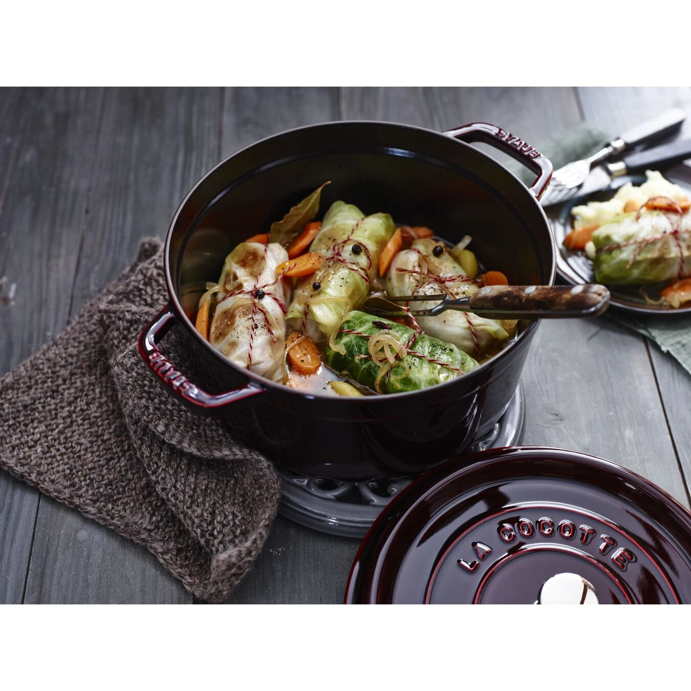 Staub Cocotte 24 Cm, Rund, Grenadine-Rot, Gusseisen 7 Staub Cocotte 24 Cm, Rund, Grenadine-Rot, Gusseisen – Bild 5