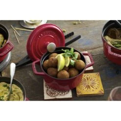 Staub Cocotte 22 Cm, Rund, Kirsch-Rot, Gusseisen -Staub Geschäft 750032472