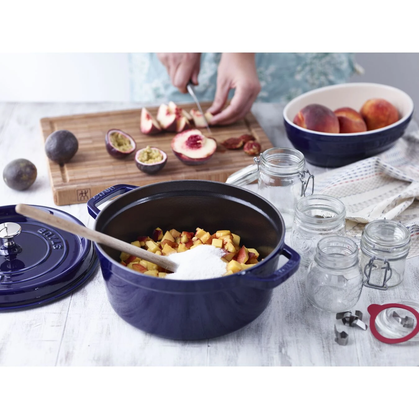 Staub Cocotte 24 Cm, Rund, Dunkelblau, Gusseisen 7 Staub Cocotte 24 Cm, Rund, Dunkelblau, Gusseisen – Bild 5