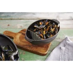 Alternative view of Staub Muscheltopf 25 Cm, Gusseisen, Schwarz